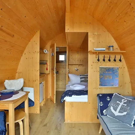 Botel Hausboot Captain Hook *