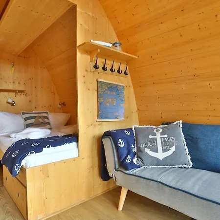Hausboot Captain Hook Botel *